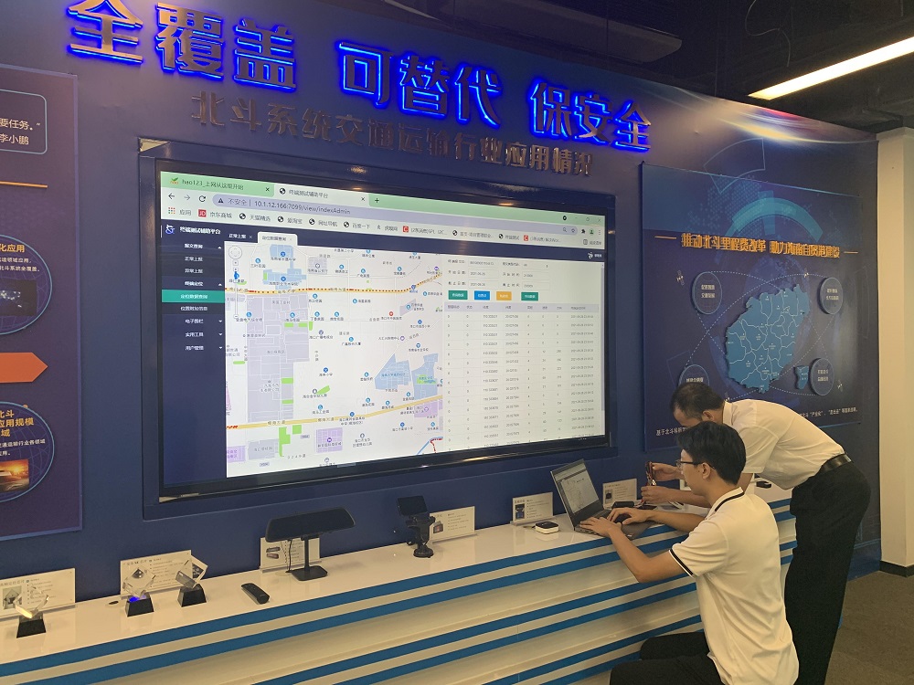 海南里程费改革项目产品研发工作人员调试终端设备。.jpg