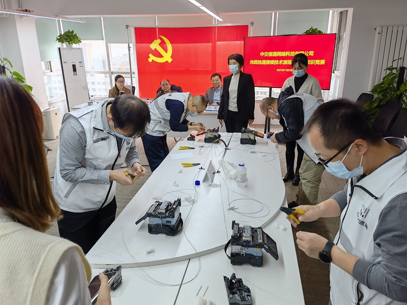 工作人员进行光纤接续练习。.JPG