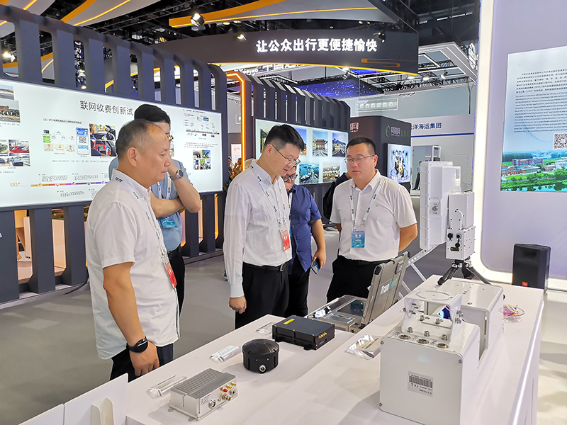 4. 与会嘉宾参观中心展台.jpg
