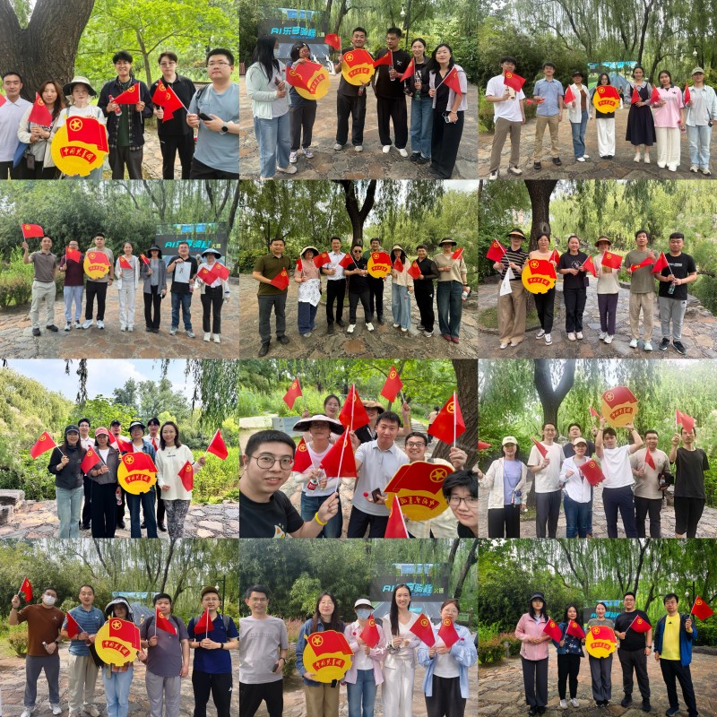 3.我和团旗团徽合个影.jpg